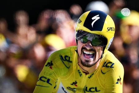 Julian Alaphilippe, líder general, al ganar la decimotercera etapa de la 106ª edición del Tour de Francia. · Foto: Jeef Pachoud, AFP Julian Alaphilippe, líder general, al ganar la decimotercera etapa de la 106ª edición del Tour de Francia. · Foto: Jeef Pachoud, AFP