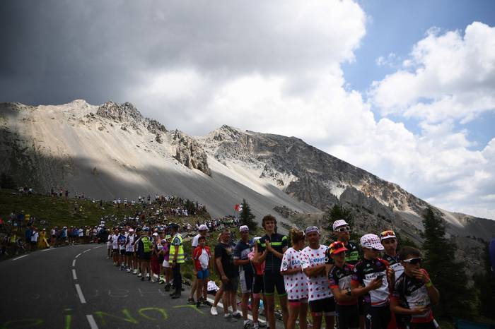 Espectadores esperan por los ciclistas durante la 18ª etapa del Tour de France 2019, entre las ciudades de Embrun y Valloire, en Valloire, el jueves 25 de julio.  · Foto: Anne-Christine Poujoulat / AFP