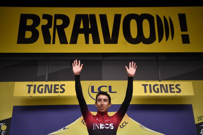 Egan Bernal en el podio, después de ganar la 19ª etapa del Tour de France 2019, en Tignes, Francia. · Foto: Marco Bertorello