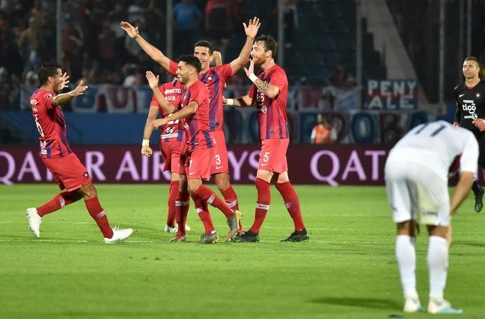 
Los jugadores de Cerro Porteno celebran después de anotar contra San Lorenzo durante el partido de la Copa Libertadores en Asunción, Paraguay, el 31 de julio de 2019. NORBERTO DUARTE / AFP