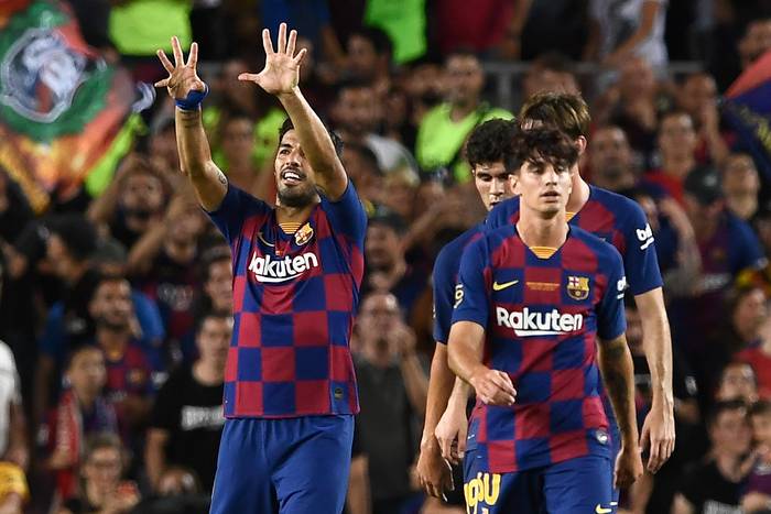 Luis Suárez, tras convertir ante Arsenal, durante el torneo amistoso joan Gamper, en el estadio Camp Nou. 


 · Foto: Jose Lago, AFP