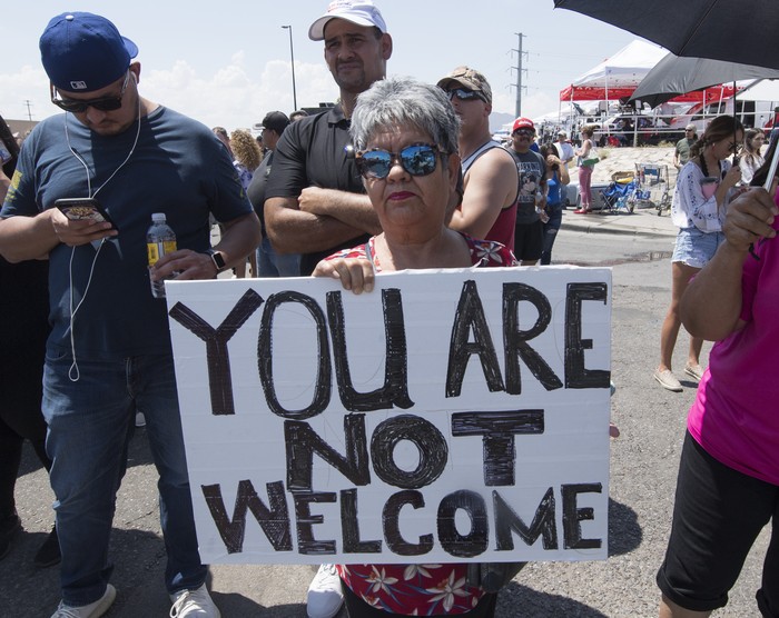 Manifestantes contrarios a la visita de Donald Trump en Dayton, Ohiio, con una pancarta que dice "No sos bienvenido". · Foto: Mark Ralston, AFP