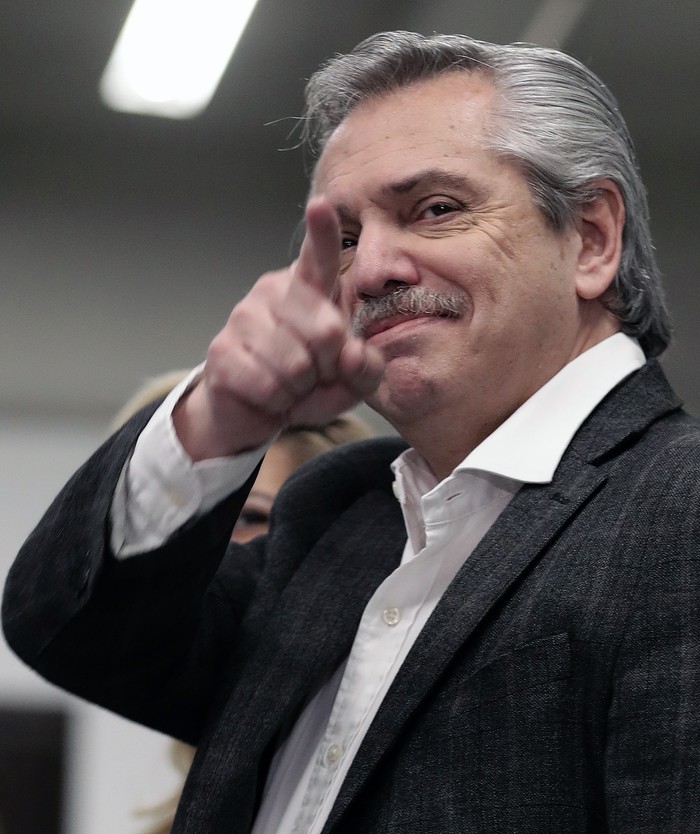 El precandidato del Frente de Todos, Aníbal Fernández, mientras vota en las PASO · Foto: Alejandro Pagani, AFP.