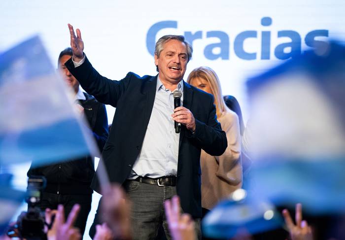 El candidato del Frente de Todos, Alberto Fernández celebra los resultados de las PASO el 11 de agosto.  Foto: Equipo de prensa de Frente de Todos / AFP
