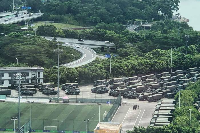 

Despliegue militar chino en los alrededores en Shenzhen, frontera con Hong Kong. Foto: stringer, AFP · Foto: Stinger, Afp