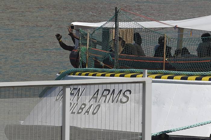 El barco Proactiva Open Arms, llegando al puerto de Barcelona con 60 migrantes rescatados en el Mediterráneo, el 4 de julio de 2018.  · Foto: Lluis Gene, AFP