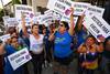 Activistas exigen libertad, justicia y reparación para Evelyn Hernández, afuera de la corte de Ciudad Delgado, en San Salvador, el 19 de agosto. Activistas exigen libertad, justicia y reparación para Evelyn Hernández, afuera de la corte de Ciudad Delgado, en San Salvador, el 19 de agosto.