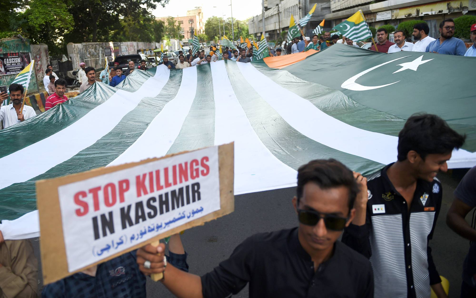 Manifestantes con la bandera de Cachemira durante una protesta anti-india en Karachi, el 18 de agosto. Foto: Rizwan Tabassum, AFP.