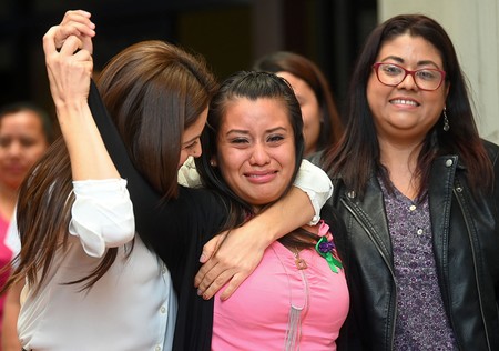 Evelyn Hernández (c) después de ser absuelta, en la Ciudad Delgado en San Salvador. · Foto: Oscar Rivera / AFP Evelyn Hernández (c) después de ser absuelta, en la Ciudad Delgado en San Salvador. · Foto: Oscar Rivera / AFP