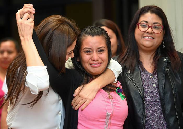 Evelyn Hernández (c) después de ser absuelta, en la Ciudad Delgado en San Salvador. · Foto: Oscar Rivera / AFP
