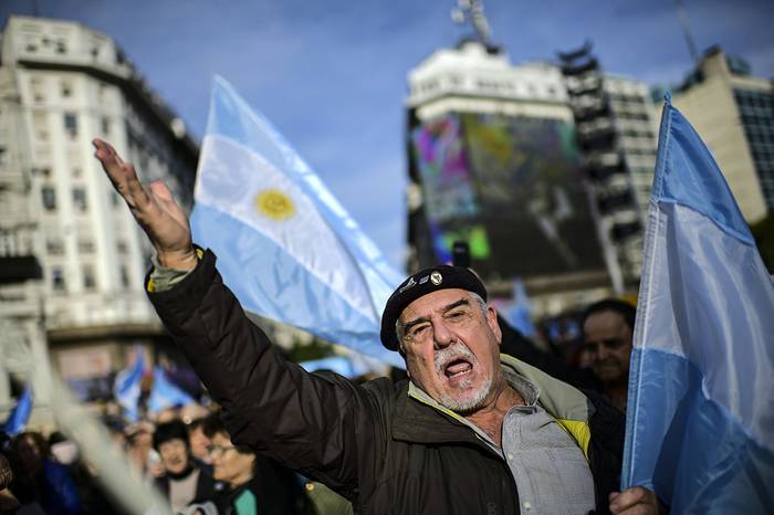 Partidario del presidente argentino Mauricio Macri durante una marcha hacia la Plaza de Mayo, el sábado, en Buenos Aires. · Foto: Ronaldo Schemidt, AFP