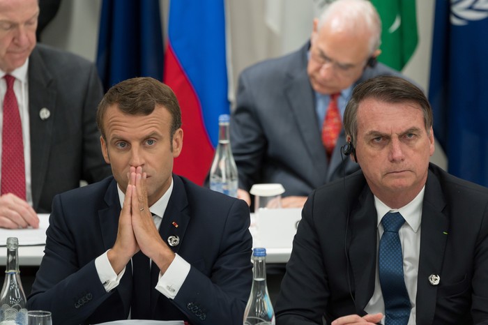El presidente de Francia, Emmanuel Macron, y el presidente de Brasil, Jair Bolsonaro, durante una reunión sobre economía digital durante el G20 en Osaka, el 28 de junio de 2019. Foto: Jacques Witt / POOL / AFP. 

