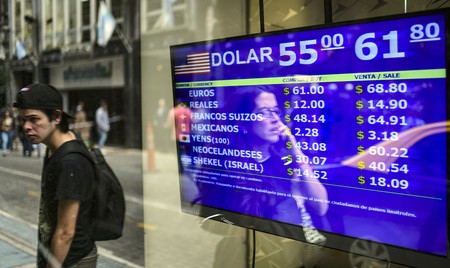 Pizarra de compra-venta de una oficina de cambio en Buenos Aires, el 28 de agosto. · Foto: Ronaldo Schemidt, AFP Pizarra de compra-venta de una oficina de cambio en Buenos Aires, el 28 de agosto. · Foto: Ronaldo Schemidt, AFP
