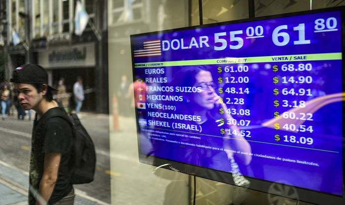 Pizarra de compra-venta de una oficina de cambio en Buenos Aires, el 28 de agosto. · Foto: Ronaldo Schemidt, AFP