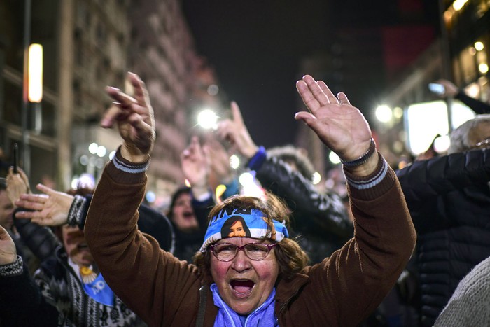 Partidarios de la ex presidenta argentina Cristina Fernández bailan durante una manifestación contra el presidente argentino Mauricio Macri, el 6 de setiembre, en la avenida Corrientes, Buenos Aires. · Foto: Ronaldo Schemidt, AFP