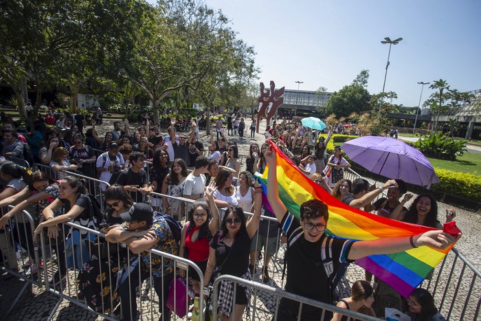 Cola para recibir uno de los 14.000 libros de temas LGBT distribuidos gratuitamente en la Bienal del Libro de Río de Janeiro como protesta por la censura del alcalde de Río de Janeiro, Marcelo Crivella. Foto: Fernando Souza, de la Bienal del Libro/AFP
