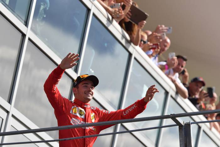 Charles Leclerc, de Ferrari, llega al podio, tras ganar el Gran Premio de Italia, en el circuito de Monza.
 · Foto: Andrej Isakovic, AFP