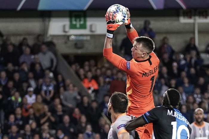Fernando Muslera, del Galatasaray, durante un partido de la UEFA Champions League, en el estadio Jan Breydel en Brujas (archivo). Foto: Kenzo Tribouillard, AFP.