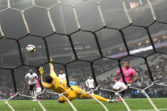 Gabriel Torres, de Independiente del Valle, marca uno de los goles ante Corinthians, en San Pablo, por la semifinal de ida de la Copa Sudamericana. · Foto: Nelson Almeida