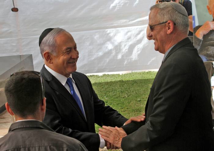 El primer ministro de Israel, Benjamin Netanyahu, saluda a Benny Gantz, lider del partido Azul-Blanco, en una ceremonia en memoria del fallecido ex presidente israelí Shimon Peres, el 19 de setiembre · Foto: Gil Cohen-Magen, AFP