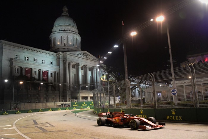 Charles Leclerc, durante la segunda sesión de prueba para el Gran Premio de Singapur, en el circuito de Marina Bay Street, el 20 de setiembre. · Foto: Roslan Rahman