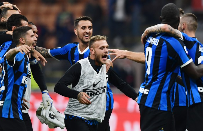 Matias Vecino y sus compañeros de equipo celebran al final del partido. Miguel MEDINA / AFP