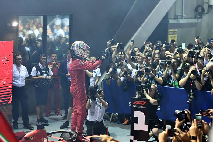 Sebastian Vettel, piloto de Ferrari, tras ganar el Gran Permio de Singapu, en el circuito callejero Marina Bay. 

 · Foto: Mohd Rasfan, AFP