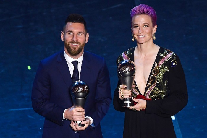 Lionel Messi y Megan Rapinoe, tras ser elegidos los mejores futbolistas de la temporada, al final de la ceremonia, en Milán.


 · Foto: Marco Bertorello, AFP
