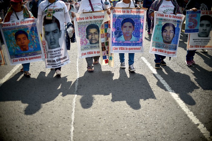 Protesta en Ciudad de México, el 26 de setiembre, a cinco años de la desaparición de los 43 estudiantes de Ayotzinapa.
 · Foto: Rodrigo Arangua