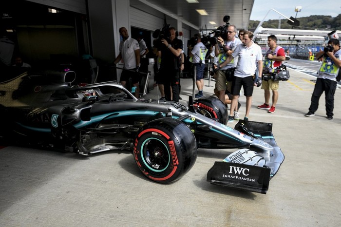 Lewis Hamilton, sale de boxes, el 27 de setiembre, durante la primera sesión de práctica para el Gran Premio de Rusia de Fórmula Uno en el Circuito de Sochi. · Foto: Dimitar Dilkoff / AFP