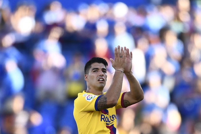 El delantero uruguayo de Barcelona, ​​Luis Suárez, aplaude después del partido de fútbol de la liga española entre Getafe CF y FC Barcelona en el estadio Col. Alfonso Pérez en Getafe el 28 de septiembre de 2019.
OSCAR DEL POZO / AFP