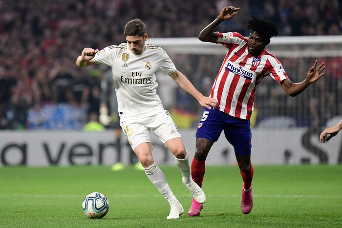 Federico Valverde, de Real Madrid, y Thomas, de Atlético Madrid, durante el clásico madrileño, en el estadio Wanda Metropolitano, en Madrid. 



 · Foto: Javier Soriano, AFP