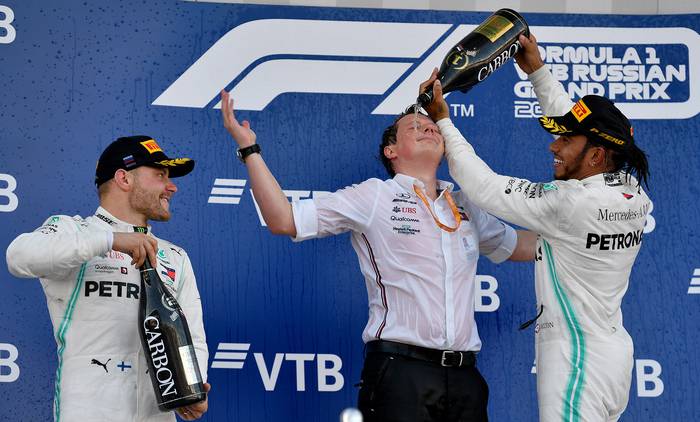 El piloto de Mercedes, Valtteri Bottas, el ingeniero jefe Fred Judd, y el ganador del Gran Premio de Rusia de Fórmula 1, en el podio del circuito Autódromo de Sochi.

 · Foto: Dimitar Dilkoff / AFP