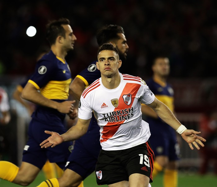 Rafael Santos Borre, tras convertir el primer gol de River Plate ante Boca Juniors, en el estadio Monumental, en Buenos Aires. 
 · Foto: Alejandro Pagni, AFP