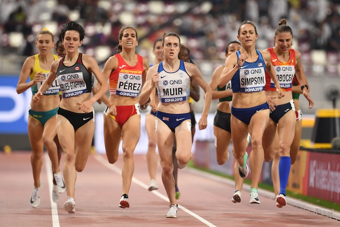 Gabriela Debues-Stafford, de Canadá; Marta Pérez, de España; Laura Muir, de Gran Bretaña; la ganadora Jenny Simpson, de Estados Unidos; y Claudia Mihaela Bobocea, de Rumania, en la línea final de los 1500 metros femeninos, en el Mundial de Atletismo 2019 de Doha, Catar. · Foto: Jewel Samad