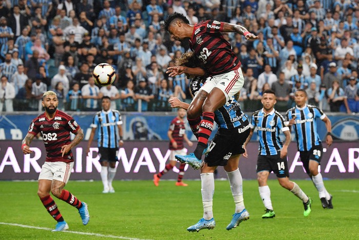 Bruno Henrique, Flamengo, convierte el primer gol del partido ante Gremio, en el estadio Areia do Gremio, en Porto Alegre. 



 · Foto: Nelson Almeida, AFP