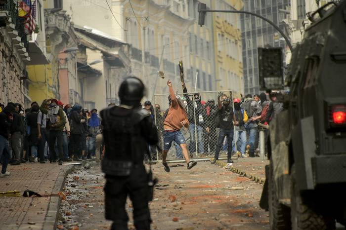 Manifestantes enfrentan a la Policía en el centro de Quito, el 3 de octubre de 2019. Foto: Rodrigo Buendía / AFP.