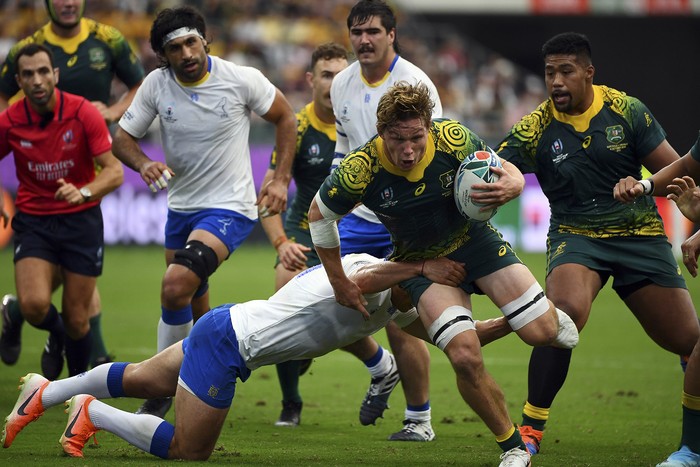 Nicolás Freitas, de Uruguay, y Michael Hooper, de Australia, durante el partido en el estadio de Oita, en el mundial de Rugby Japón 2019. 


 · Foto: Gabriel Bouys, AFP