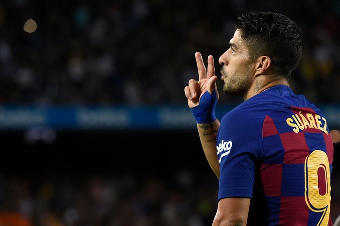 Luis Suárez, luego de convertir ante el Sevilla por La Liga, en el estadio Camp Nou. Josep LAGO / AFP