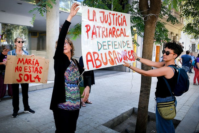 Novilización frente al Consulado uruguayo en Barcelona, el 7 de octubre. · Foto: Lluis Gene, AFP