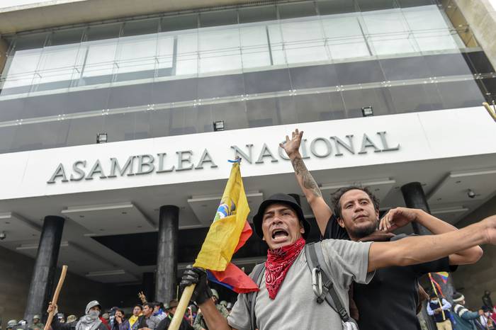 Manifestantes afuera de la Asamblea Nacional de Ecuador, en Quito, durante los enfrentamientos con policías y militares. Archivo, octubre 2019. · Foto: Martin Bernetti / AFP