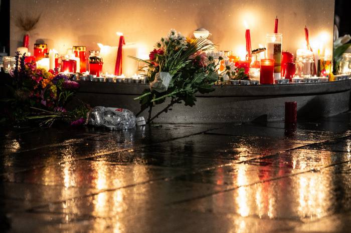 Velas y flores dejadas en la vigilia en Marktplatz, en Halle, después del ataque. Foto: Swen Pförtner / DPA / AFP

