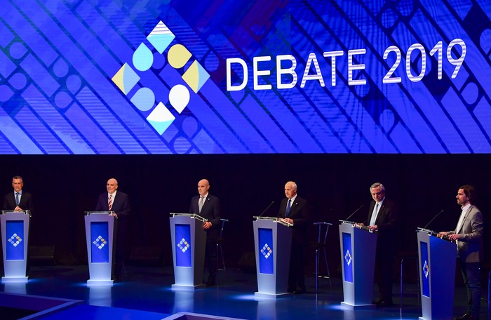 Los candidatos presidenciales durante el primer debate en Argentina, el domingo 13 de octubre.
 · Foto: Ronaldo Schemidt, AFP