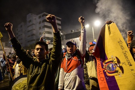 Indígenas celebran afuera de la Casa de la Cultura, en Quito, después de que se llegara a un acuerdo con el gobierno.
Indígenas celebran afuera de la Casa de la Cultura, en Quito, después de que se llegara a un acuerdo con el gobierno.