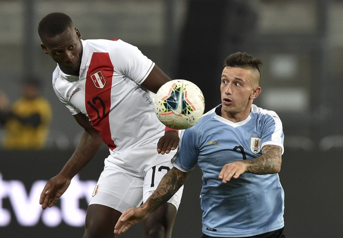 Luis Advíncula, de Perú, y Brian Lozano, de Uruguay, en el estadio Nacional de Lima. · Foto: Cris Bouroncle, AFP