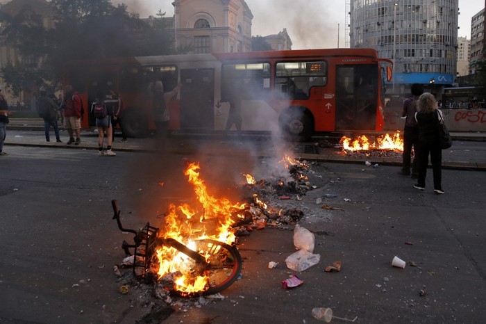 Manifestantes arman barricadas durante una protesta masiva en Santiago. 
 · Foto: Javier Torres, AFP