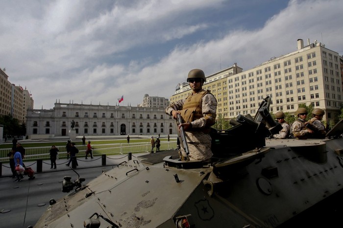 Un soldado frente a La Moneda en un tanque del Ejército. / ATON, AFP · Foto: Ramon Monroy, AFP