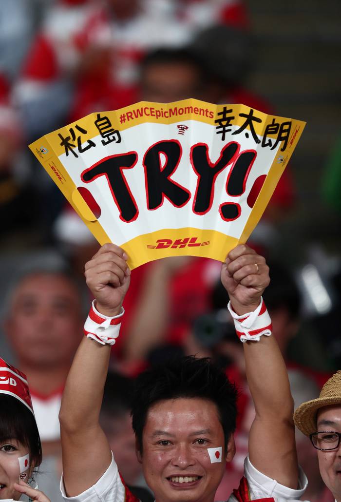 Un fanático de Japón aplaude a su selección durante el partido de cuartos de final de la Copa Mundial de Rugby de Japón 2019 entre Japón y Sudáfrica, en el Estadio de Tokio. Behrouz Mehri / AFP