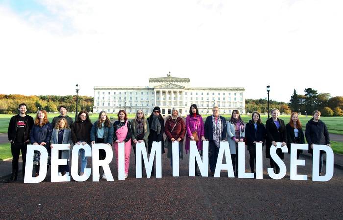 Mujeres que respaldan la descriminalización del aborto se movilizan ante el Parlamento durante la votación.  · Foto: Paul Faith, AFP