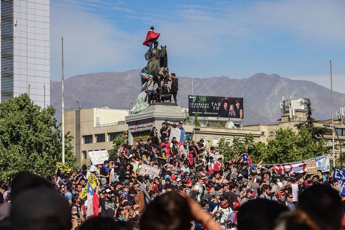 Manifestaciones hoy en Santiago por cuarto día consecutivo. · Foto: Martin Bernetti / AFP